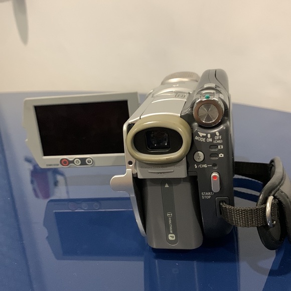 SONY - Picture 2 of 4